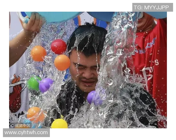 足球球星冰桶挑战引爆夏日激情掀起全民健身热潮